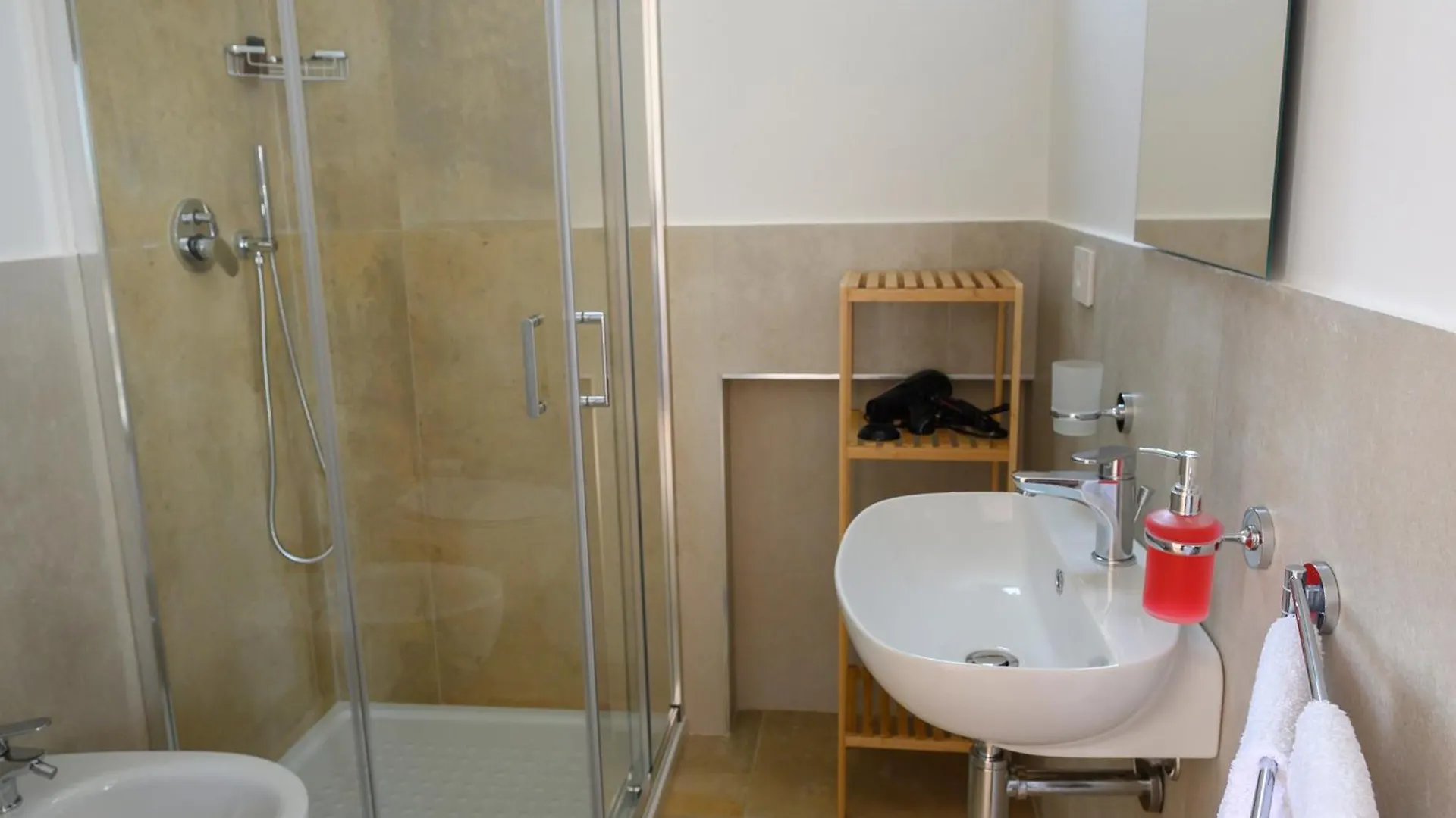 Le 3 Rose Apartments Montallegro
