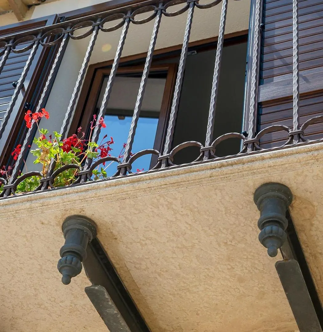 Le 3 Rose Apartments Montallegro